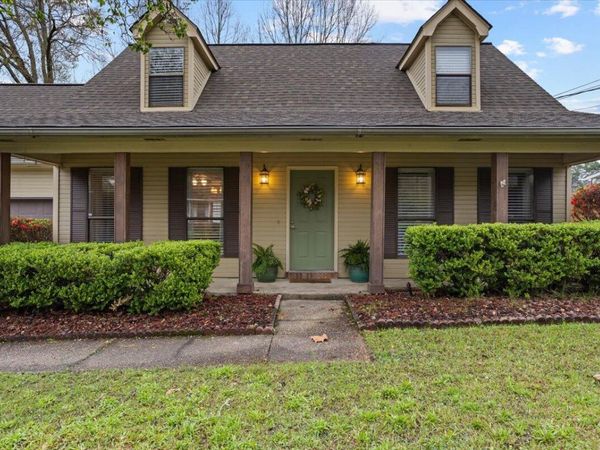 210 Pinehills Dr., Hattiesburg, MS 39402