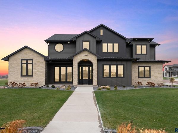 2100 N Marlowe Ave, Sioux Falls, SD 57110