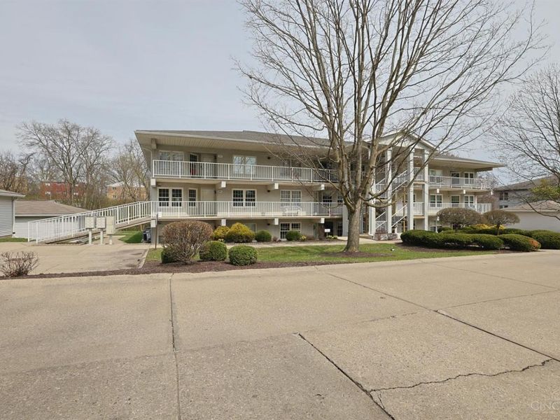 7630 Cheviot Road, Unit 105, Cincinnati, OH 45247 Photo 2