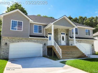 295 Whispering Pines Drive, Fenton, MI 48430