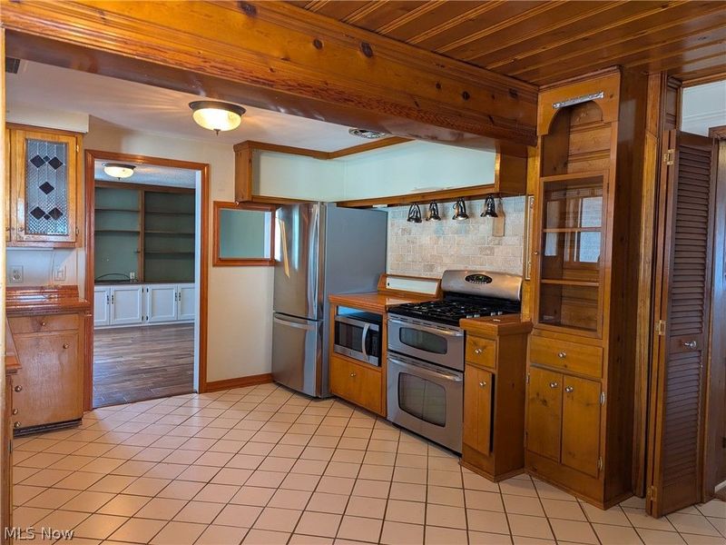 686 Portage Lakes Drive , Akron, OH 44319 Photo 6