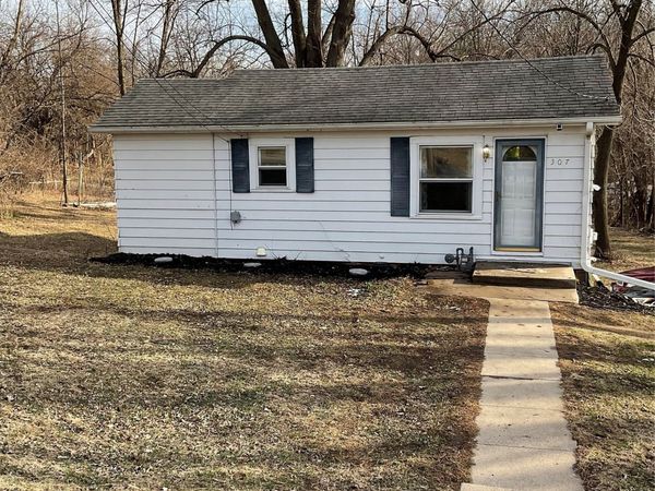 307 N 9th Avenue W, Newton, IA 50208