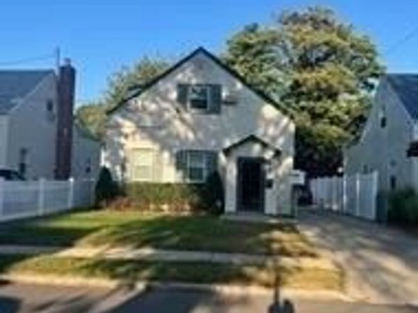 17 Wingate Rd , Valley Stream, NY 11581