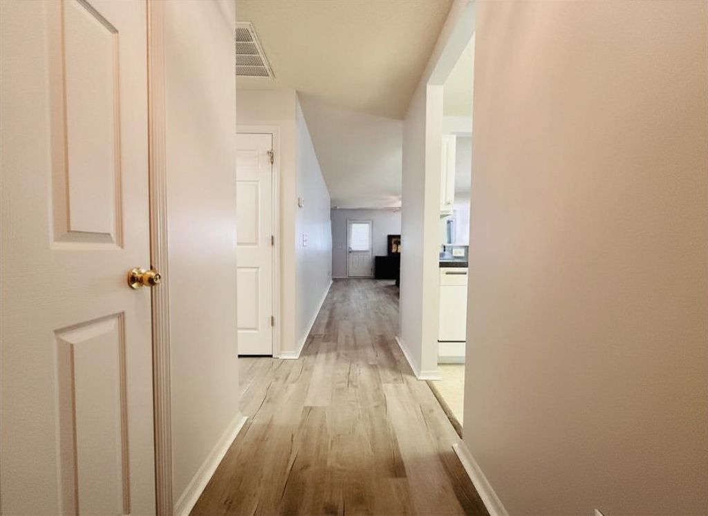 914 Bur Oak Ct. Photo 9