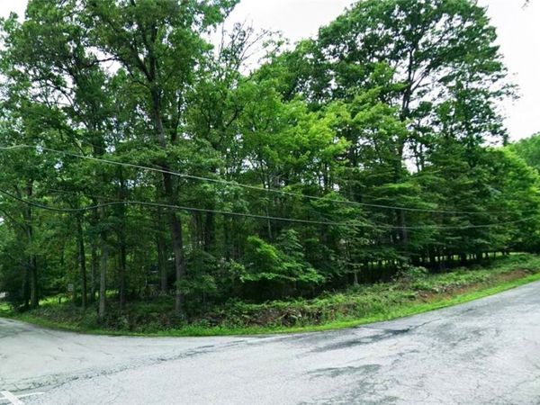 713 Horse Shoe Bend Rd , Acme, PA 15610