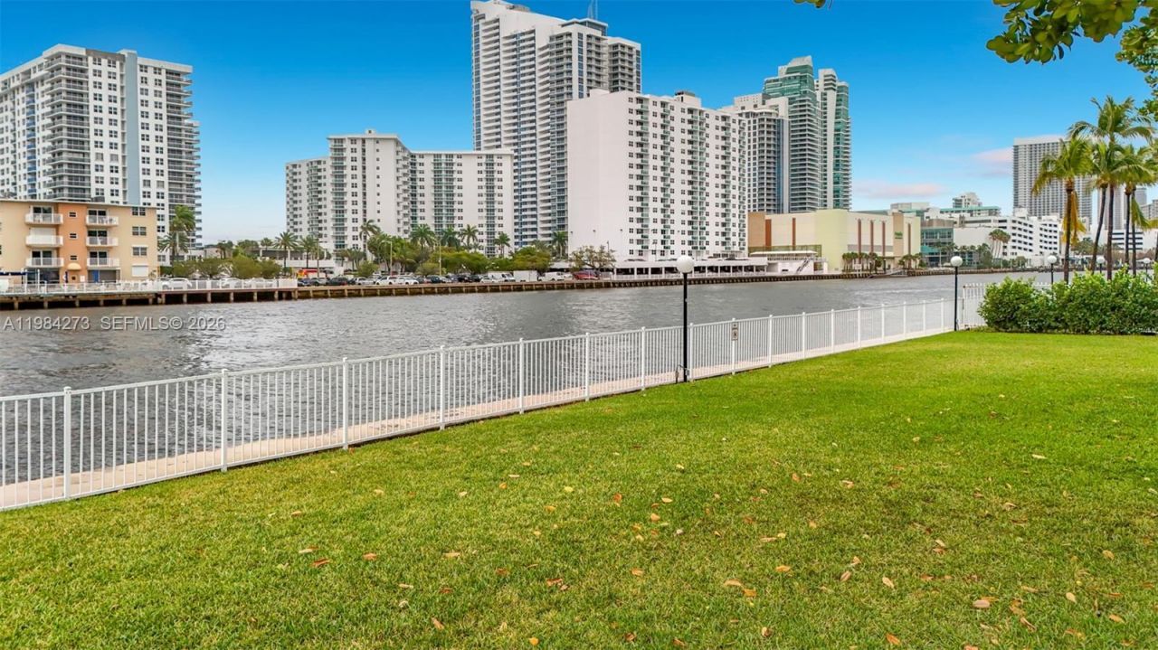 1000 Parkview Dr, Unit 121, Hallandale Beach, FL 33009 Photo