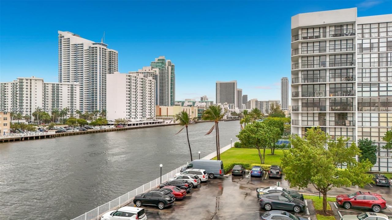 1000 Parkview Dr, Unit 121, Hallandale Beach, FL 33009 Photo