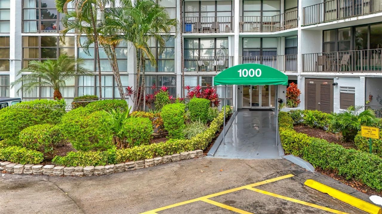 1000 Parkview Dr, Unit 121, Hallandale Beach, FL 33009 Photo
