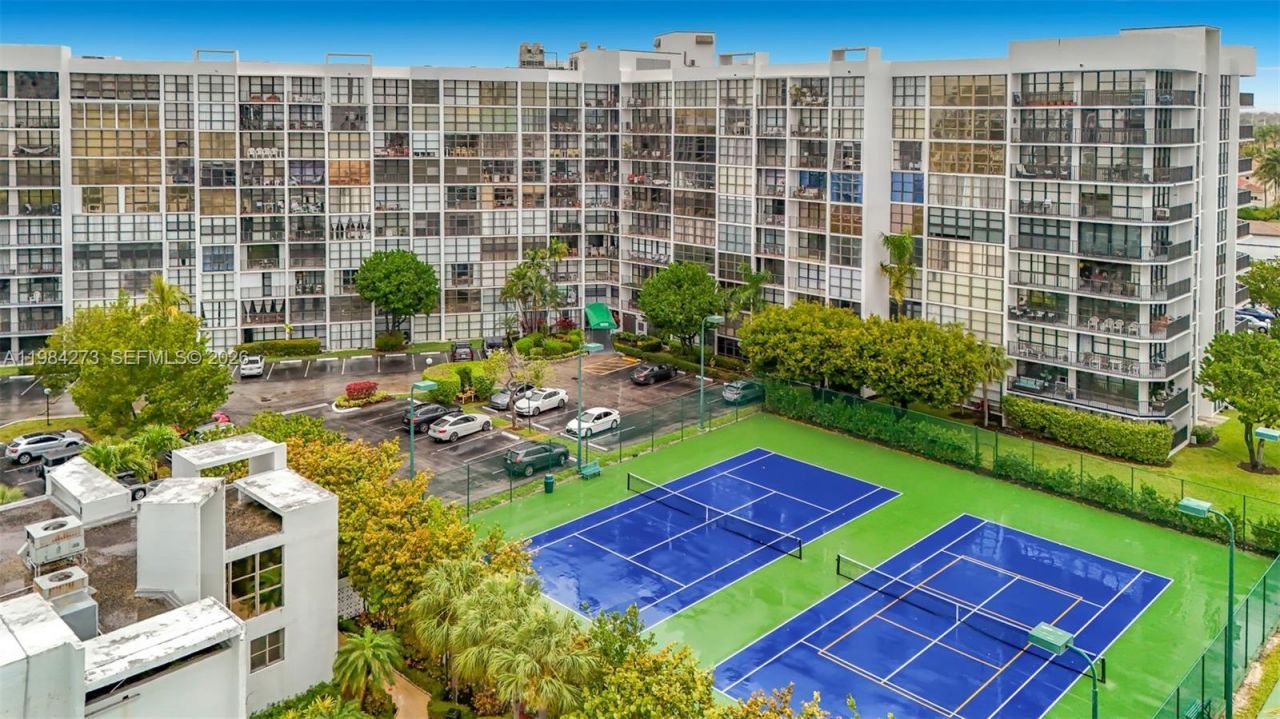 1000 Parkview Dr, Unit 121, Hallandale Beach, FL 33009 Photo