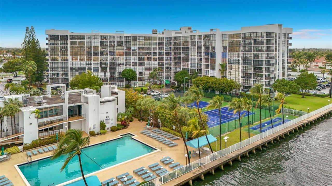 1000 Parkview Dr, Unit 121, Hallandale Beach, FL 33009 Photo