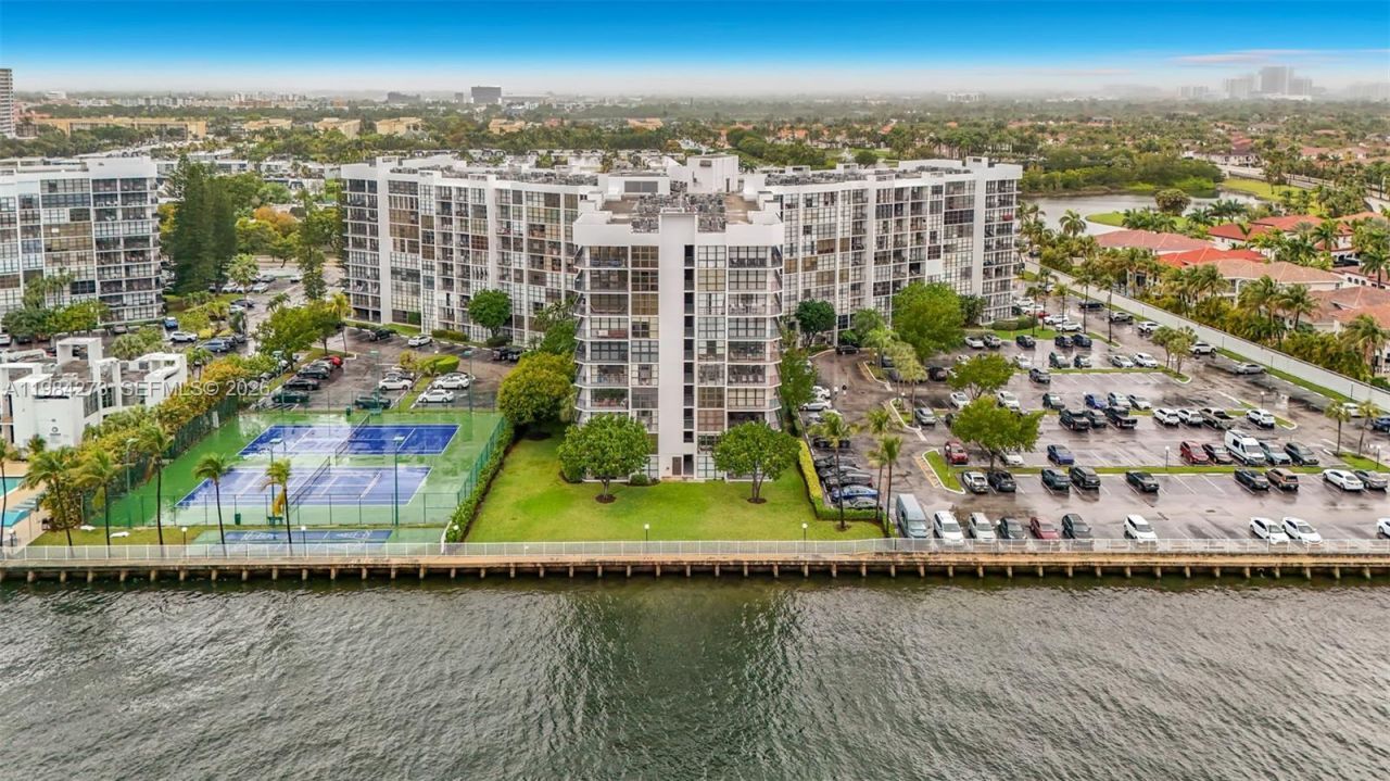 1000 Parkview Dr , Unit 121, Hallandale Beach, FL 33009 Photo