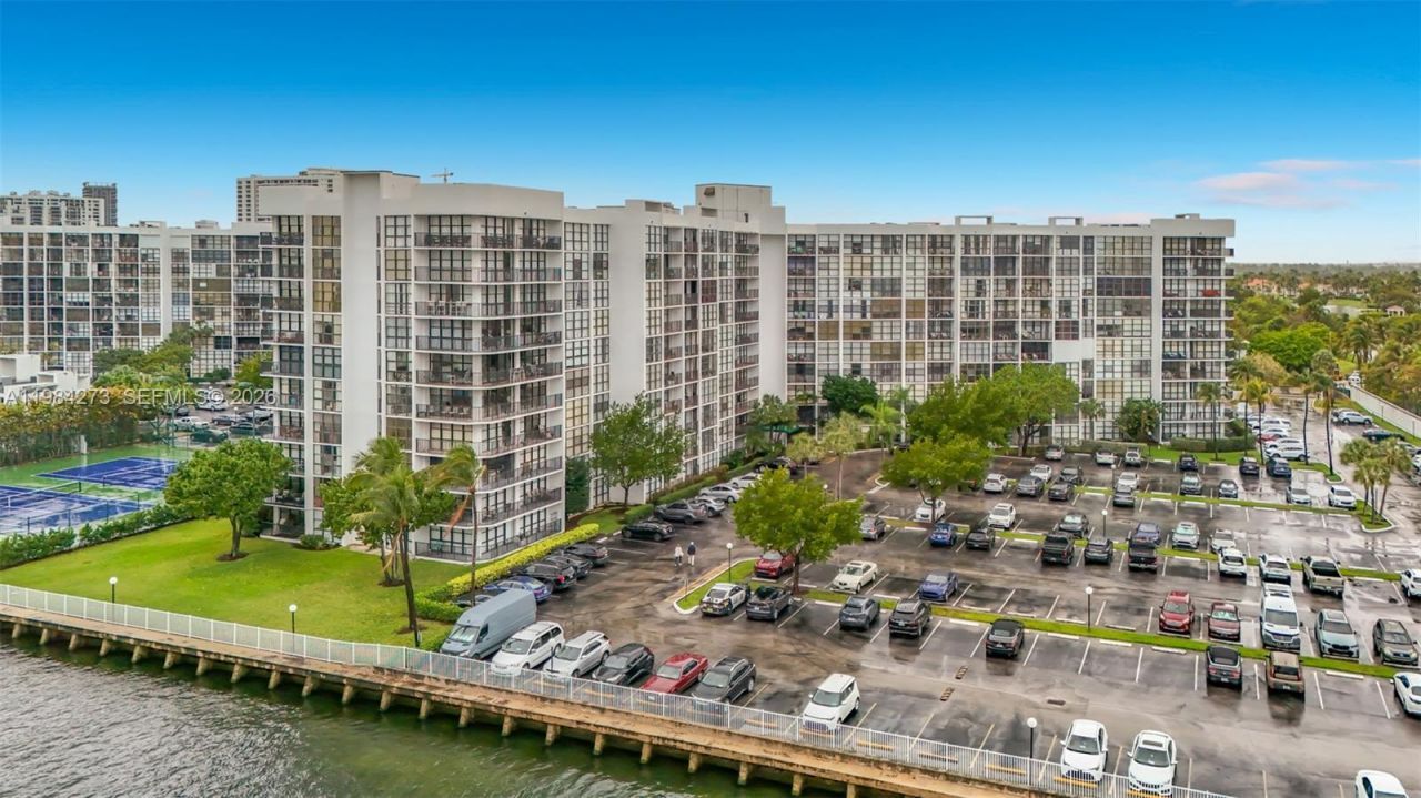 1000 Parkview Dr , Unit 121, Hallandale Beach, FL 33009 Photo
