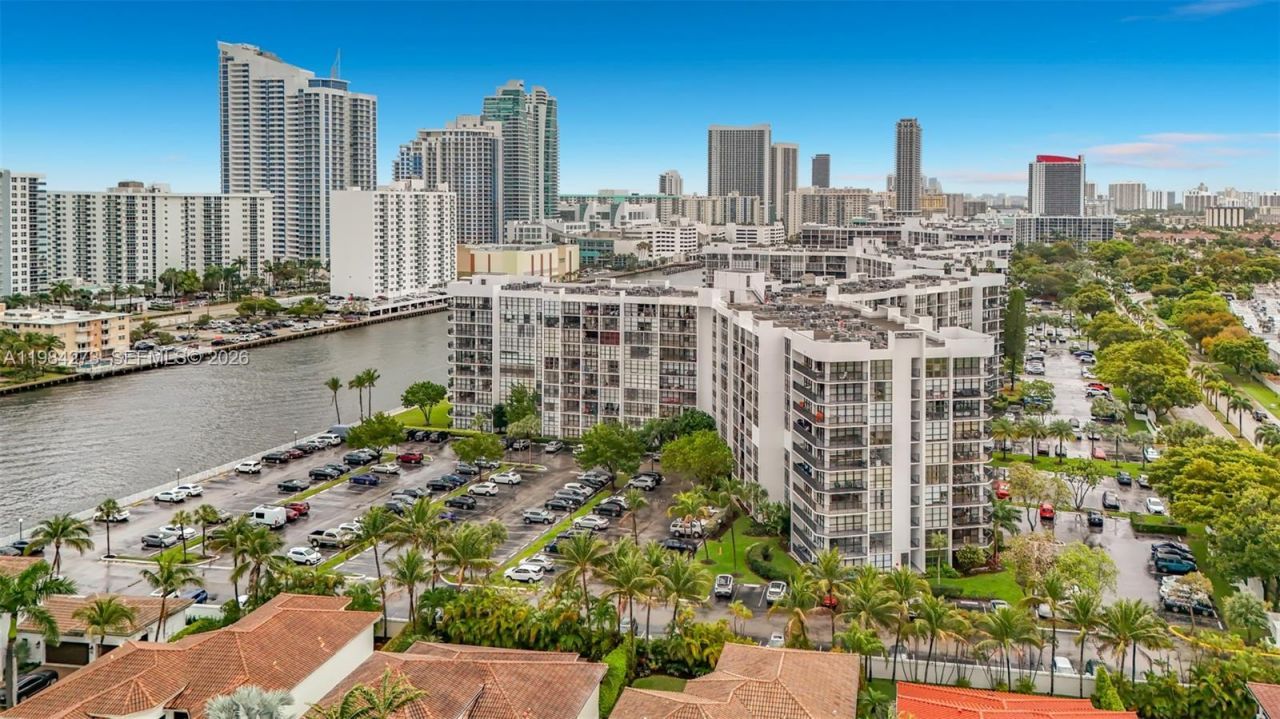 1000 Parkview Dr, Unit 121, Hallandale Beach, FL 33009 Photo