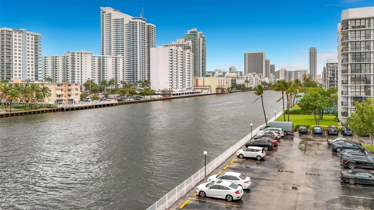 1000 Parkview Dr, Unit 121, Hallandale Beach, FL 33009 Photo