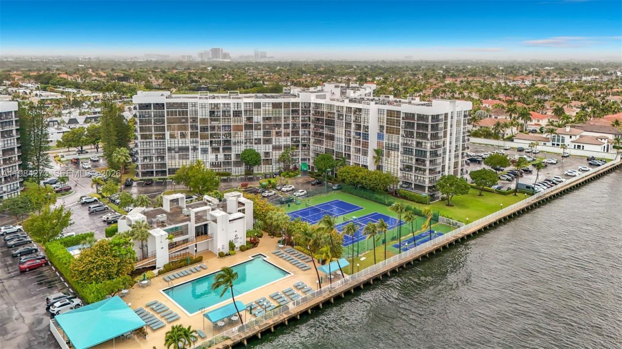 1000 Parkview Dr , Unit 121, Hallandale Beach, FL 33009 Photo