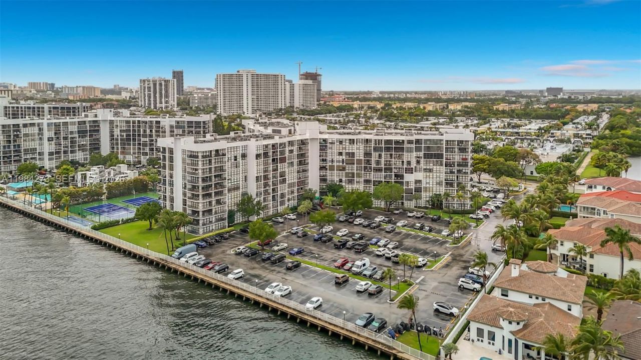 1000 Parkview Dr , Unit 121, Hallandale Beach, FL 33009 Photo