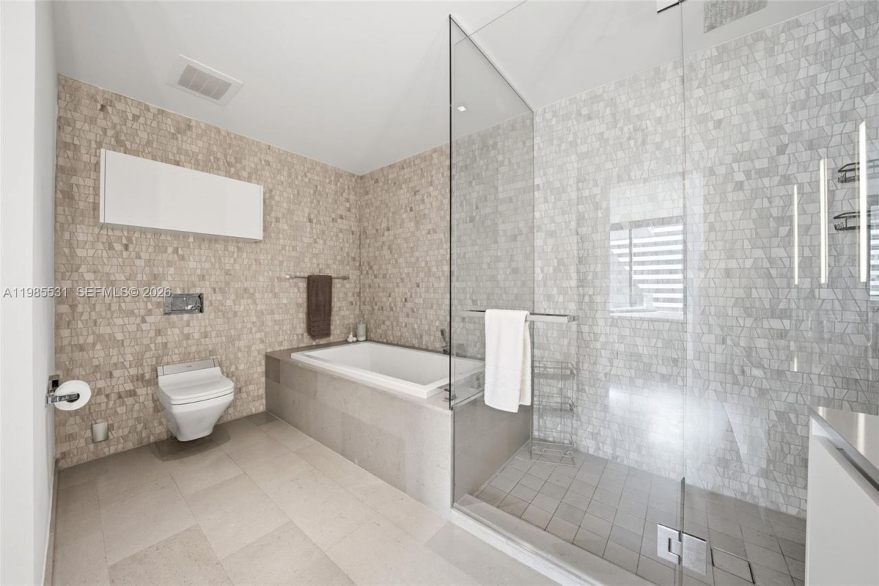 88 SW 7th St, Unit 1010, Miami, FL 33130 Photo