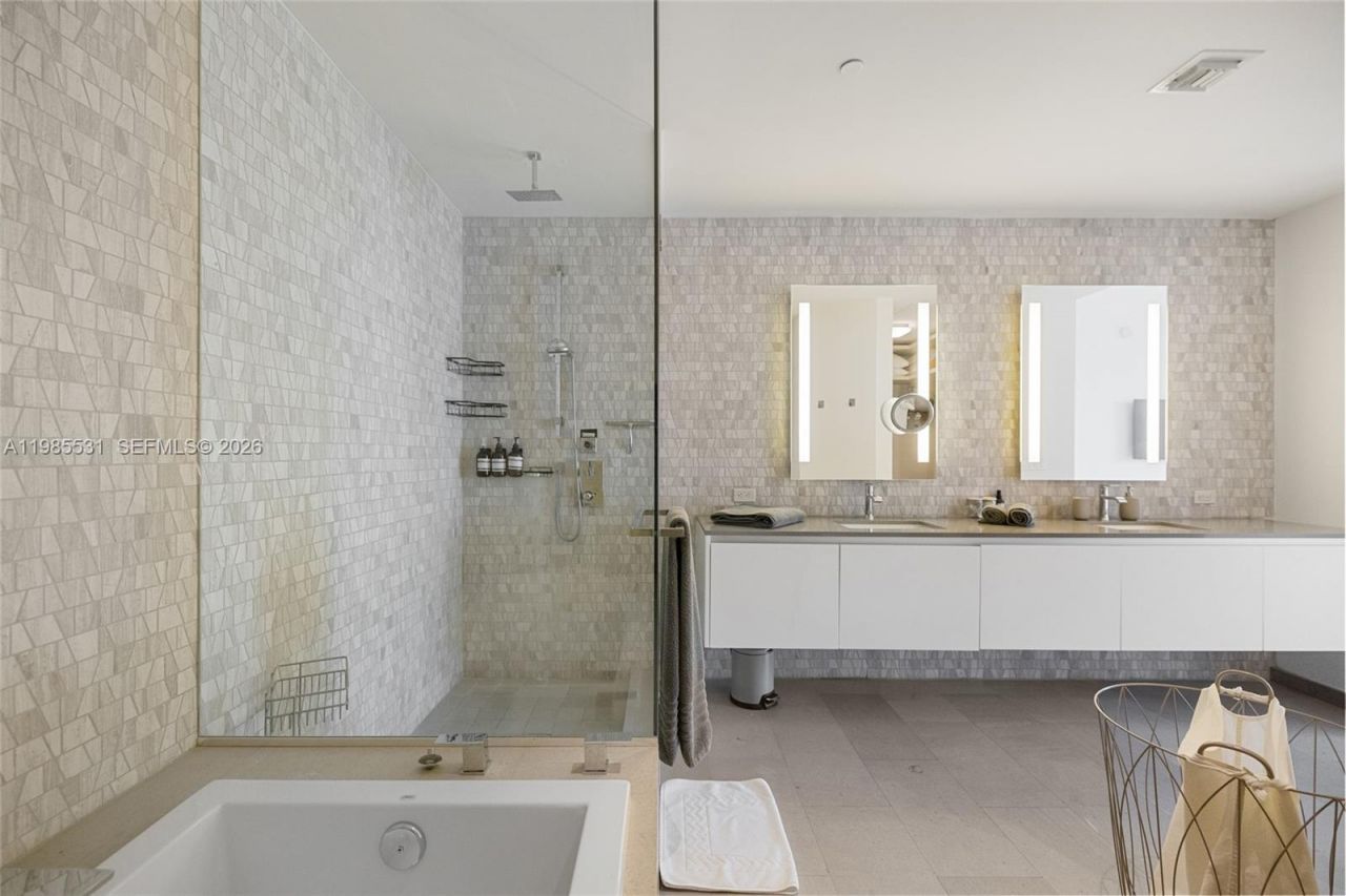 88 SW 7th St , Unit 1010, Miami, FL 33130 Photo