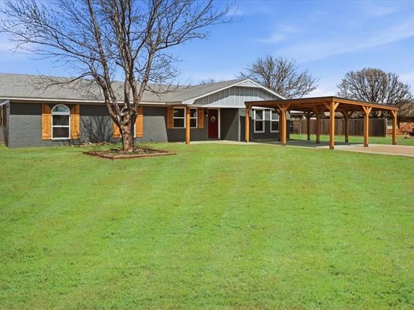 705 E Benton Avenue, Sayre, OK 73662