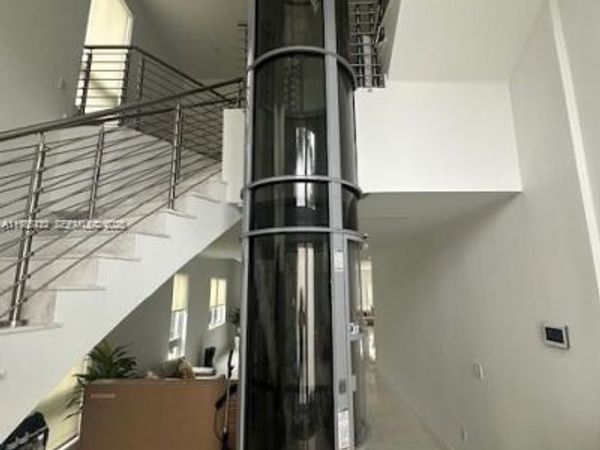 8210 NW 33rd Ter, Doral, FL 33122