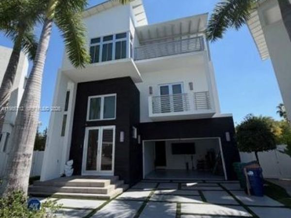 8210 NW 33rd Ter, Doral, FL 33122