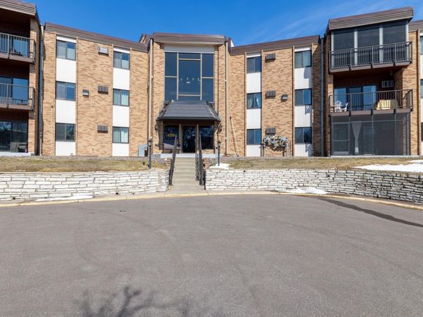 2700 Oxford Street N, Unit 102, Roseville, MN 55113