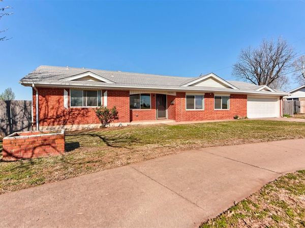 1605 S Broadway Avenue, Moore, OK 73160