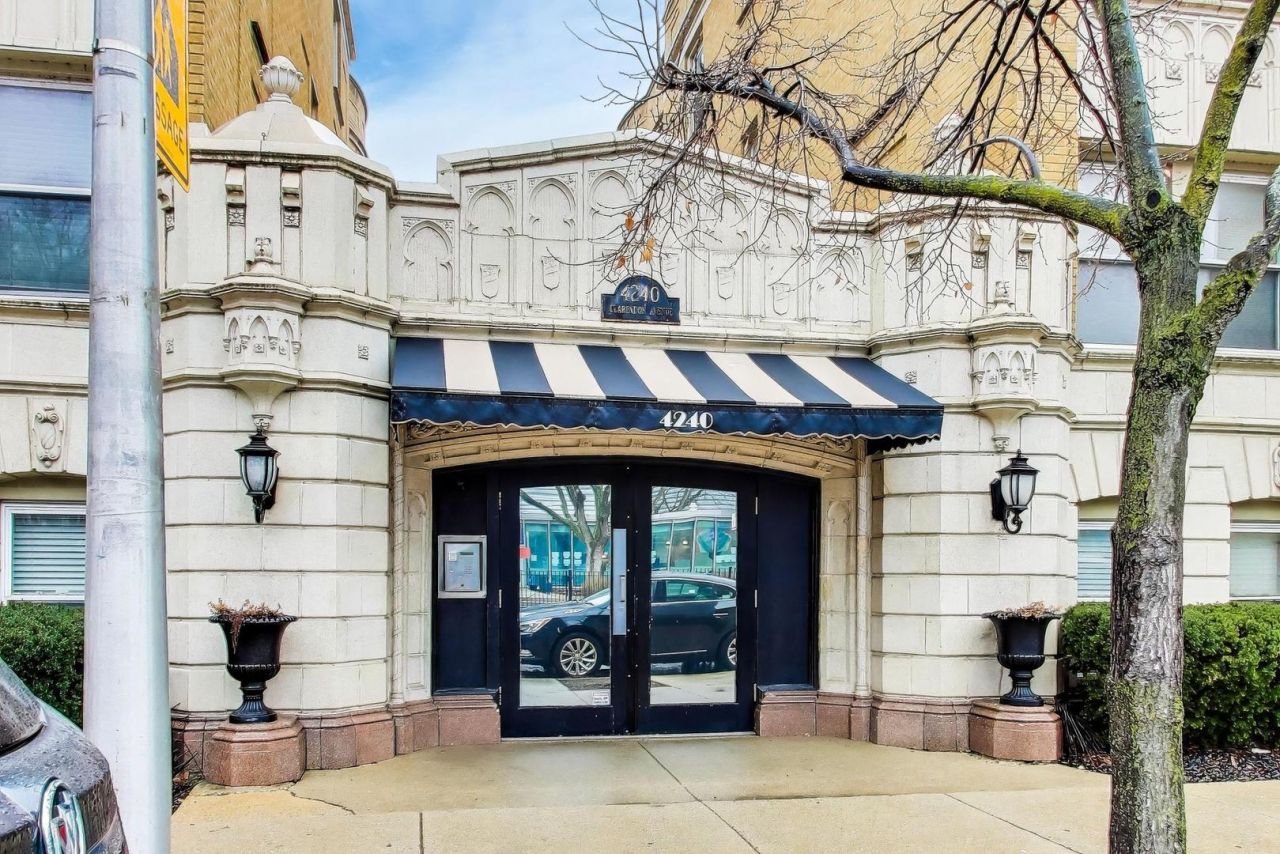 4240 N Clarendon Avenue, Unit 405N, Chicago, IL 60613 Main Photo