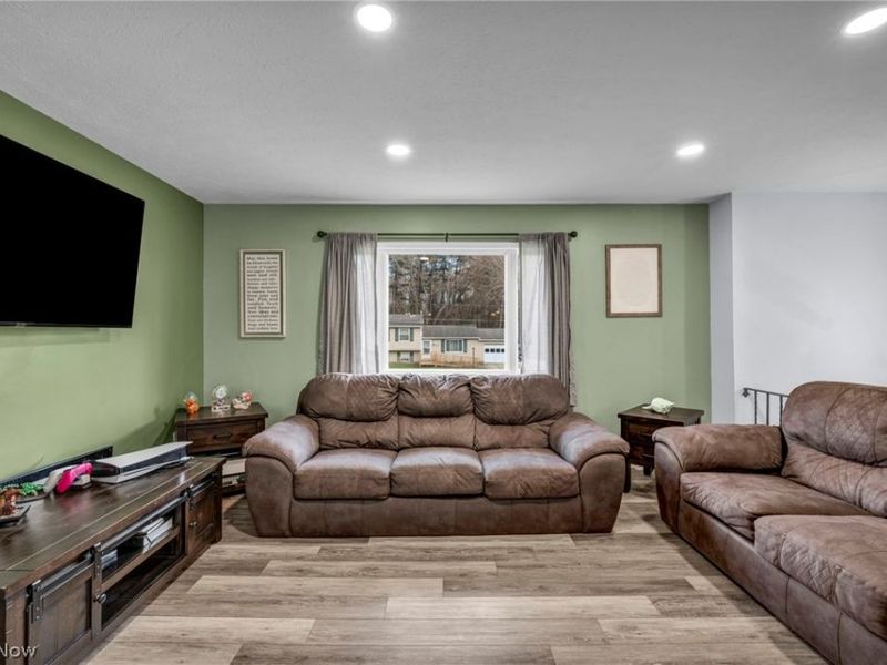 692 Zeletta Drive , Akron, OH 44319 Photo 7