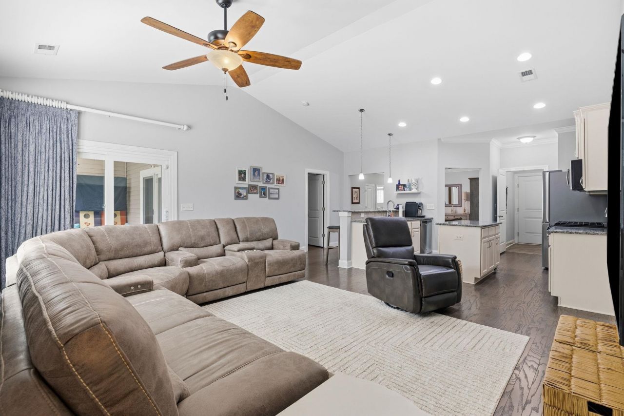 136 Parmelee Dr. Photo 8