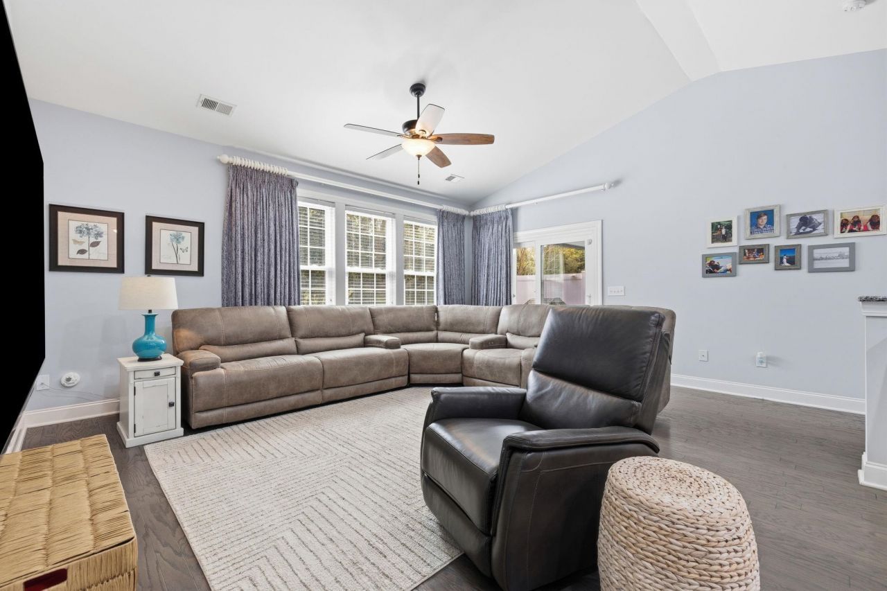 136 Parmelee Dr. Photo 9