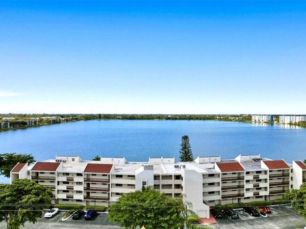 111 Lake Emerald Drive, Unit 404, Oakland Park, FL 33309