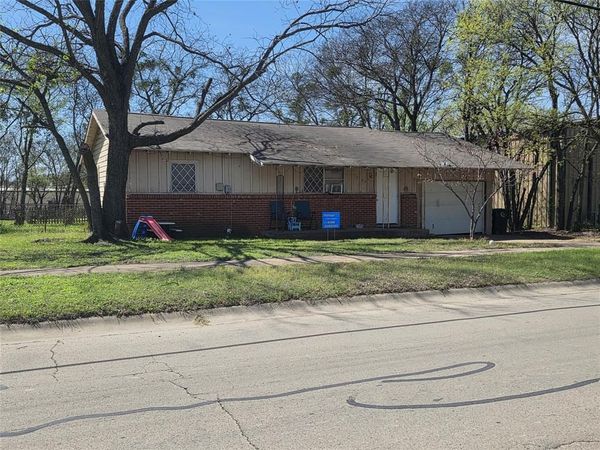 1209 N Anglin Street, Cleburne, TX 76031