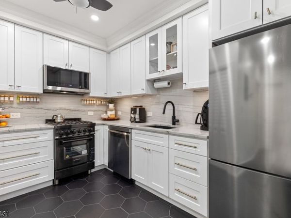 91 Coles St, Jersey, NJ 07302