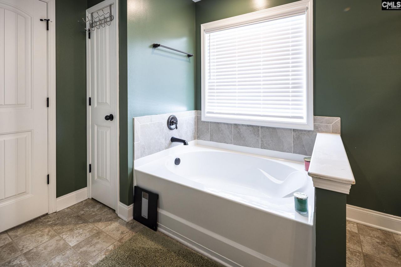 823 Adelaide Road  Photo 21