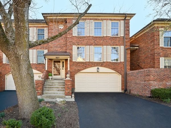 827 N Driveway, Glen Ellyn, IL 60137