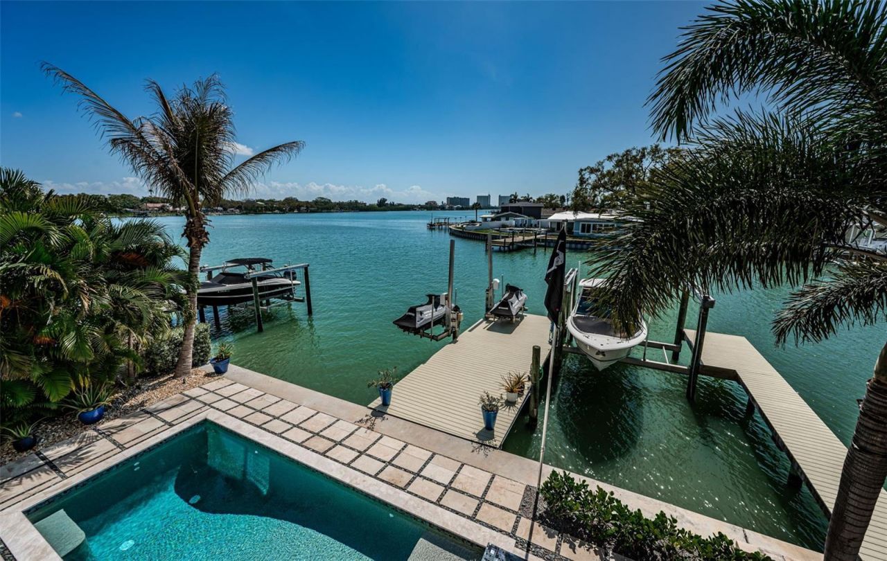 7822 Causeway Boulevard S, Saint Petersburg, FL 33707 Photo