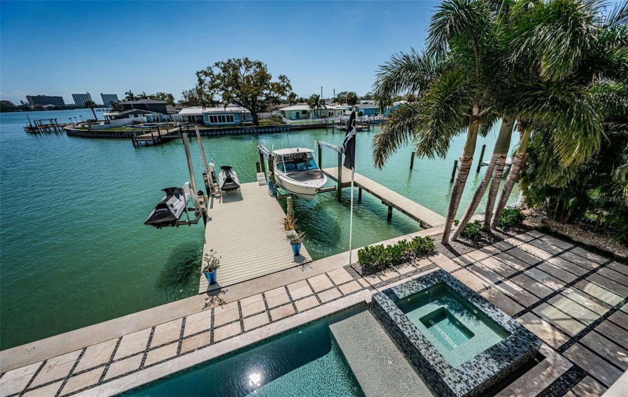 7822 Causeway Boulevard S, Saint Petersburg, FL 33707 Photo