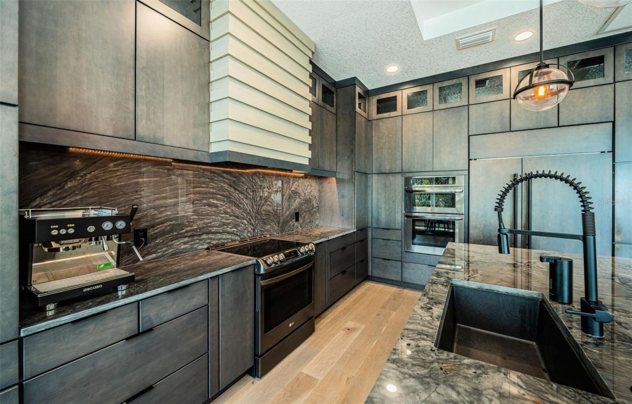 7822 Causeway Boulevard S, Saint Petersburg, FL 33707 Photo