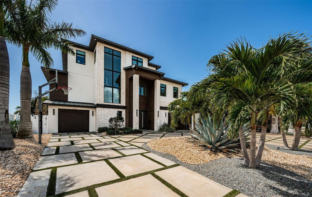 7822 Causeway Boulevard S, Saint Petersburg, FL 33707 Photo