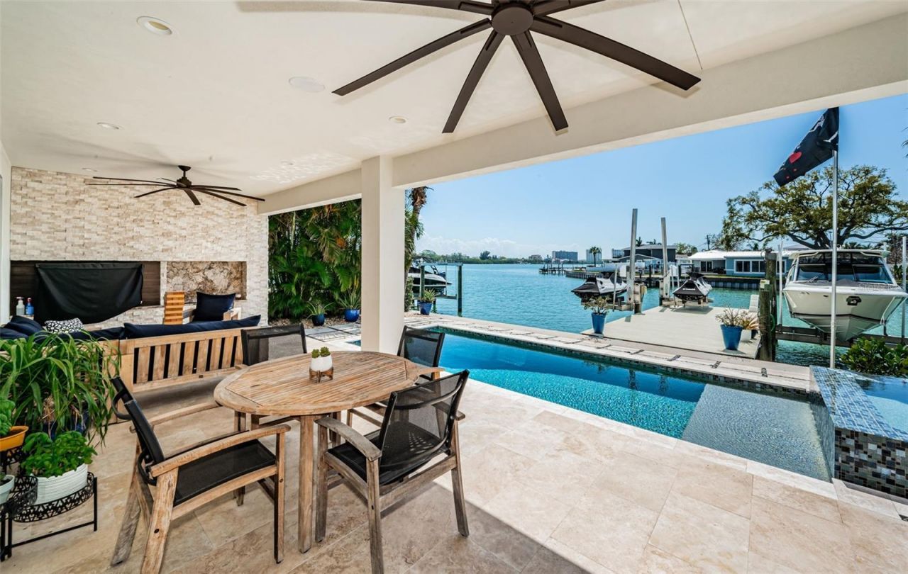 7822 Causeway Boulevard S, Saint Petersburg, FL 33707 Photo