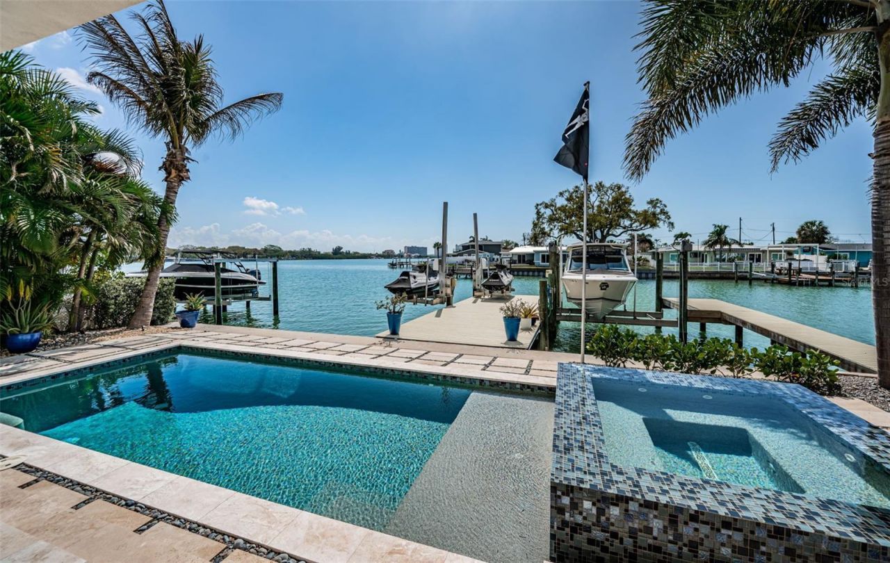 7822 Causeway Boulevard S, Saint Petersburg, FL 33707 Photo