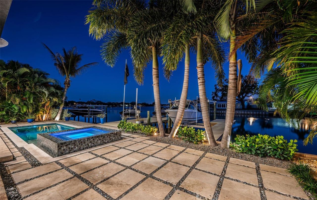 7822 Causeway Boulevard S, Saint Petersburg, FL 33707 Photo