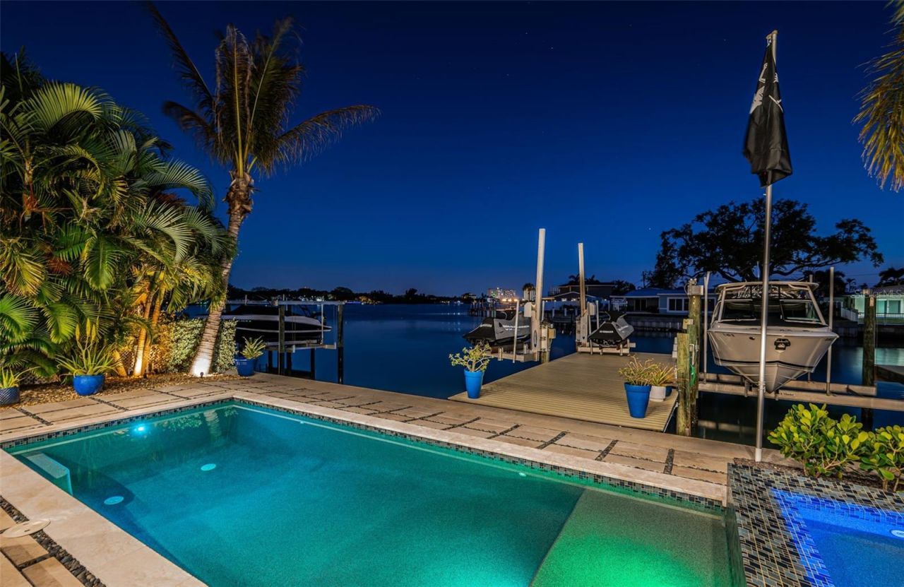 7822 Causeway Boulevard S, Saint Petersburg, FL 33707 Photo