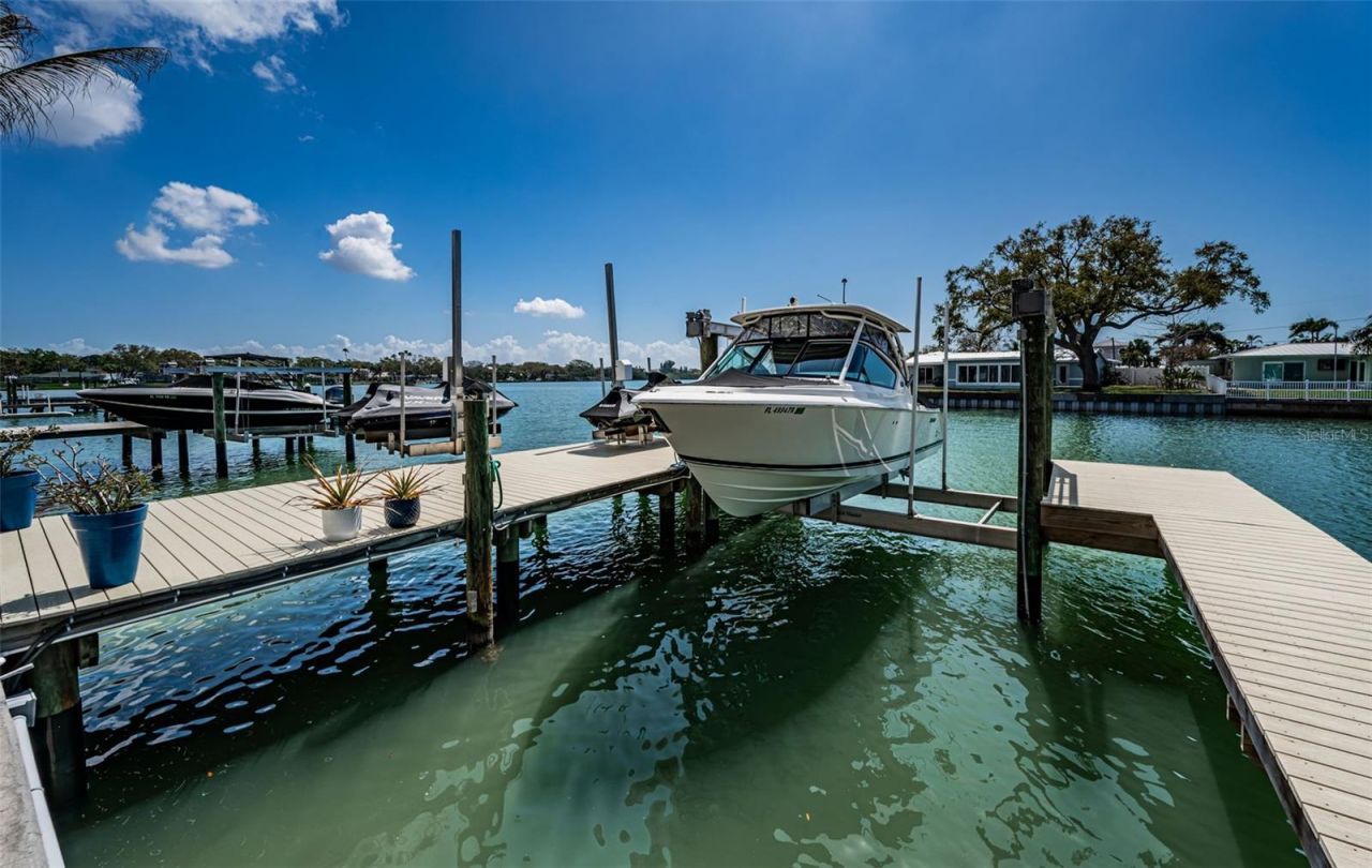 7822 Causeway Boulevard S, Saint Petersburg, FL 33707 Photo