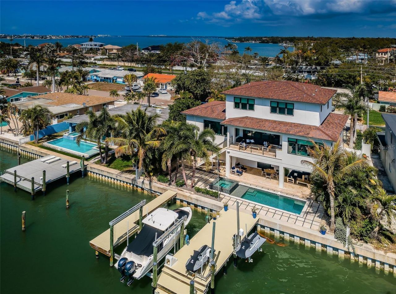 7822 Causeway Boulevard S, Saint Petersburg, FL 33707 Photo