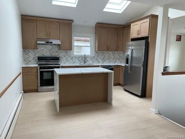 8 Deans Lane, Bayville, NY 11709