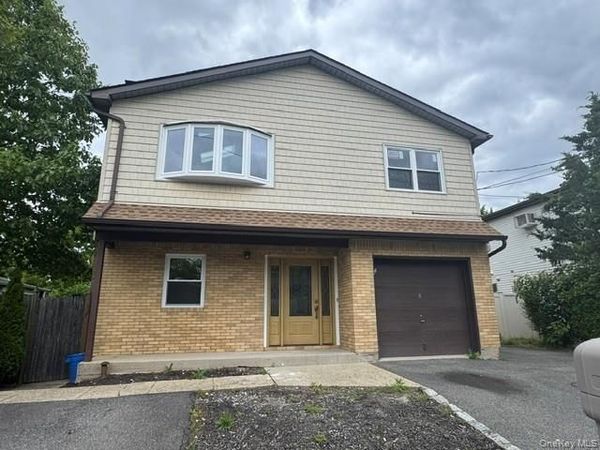 8 Deans Lane, Bayville, NY 11709