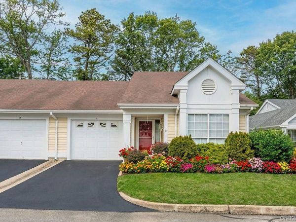 16 Huntington Court, Ridge, NY 11961