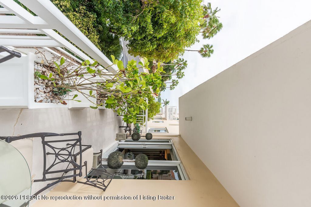 250 Bradley Place, Unit 202, Palm Beach, FL 33480 Photo